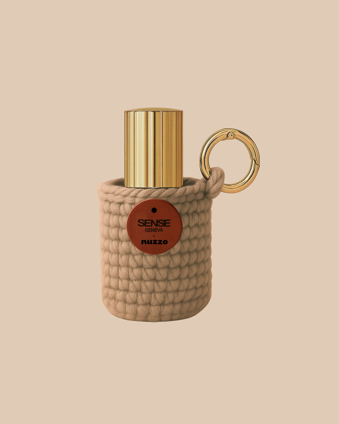 Flacon d’huile de parfum Sense Geneva dans un étui porte-clés tricoté beige, sur fond neutre.