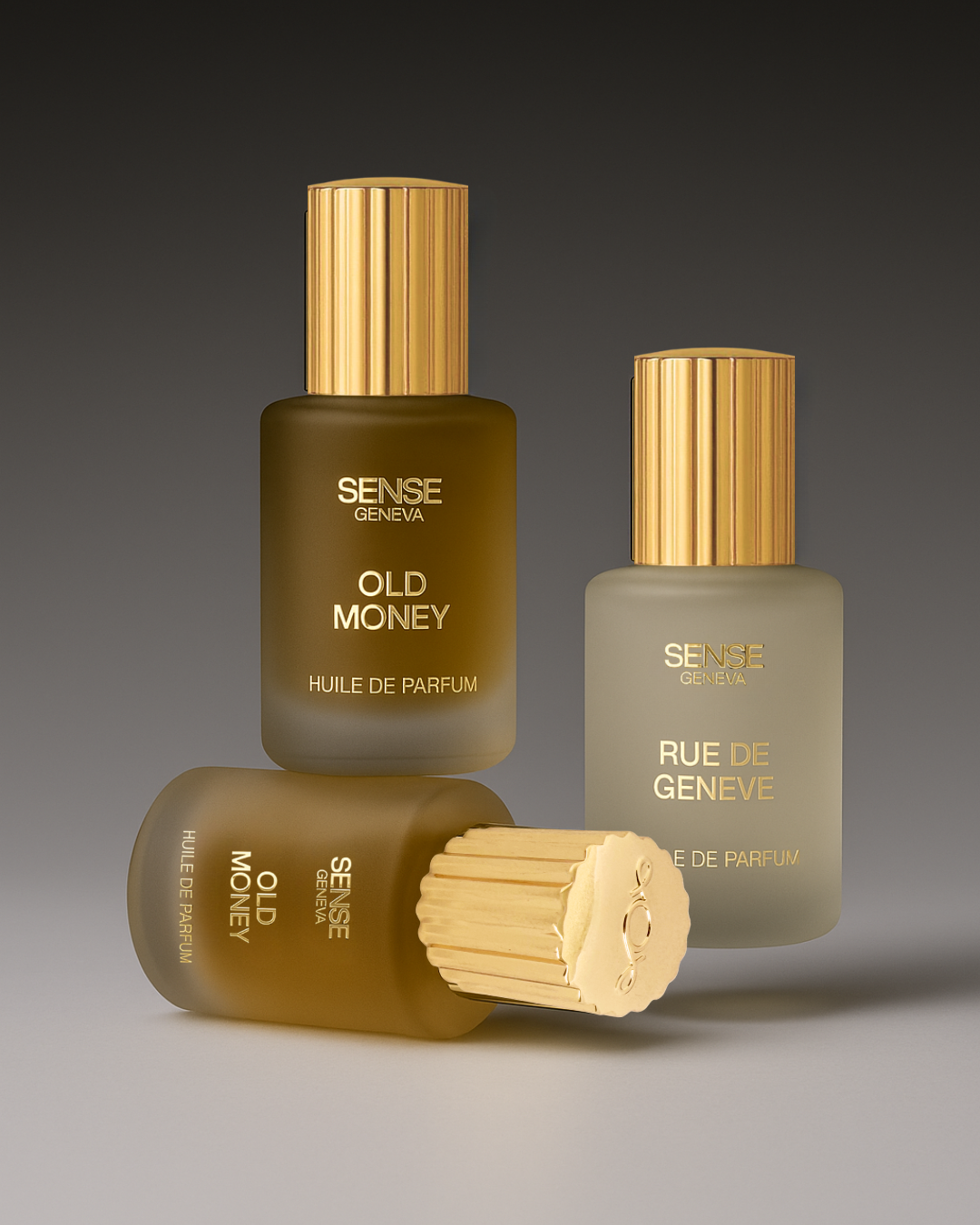 Flacons d’huiles de parfum Sense Geneva Rue de Geneve et Old Money en verre givré, avec fond dégradé gris.