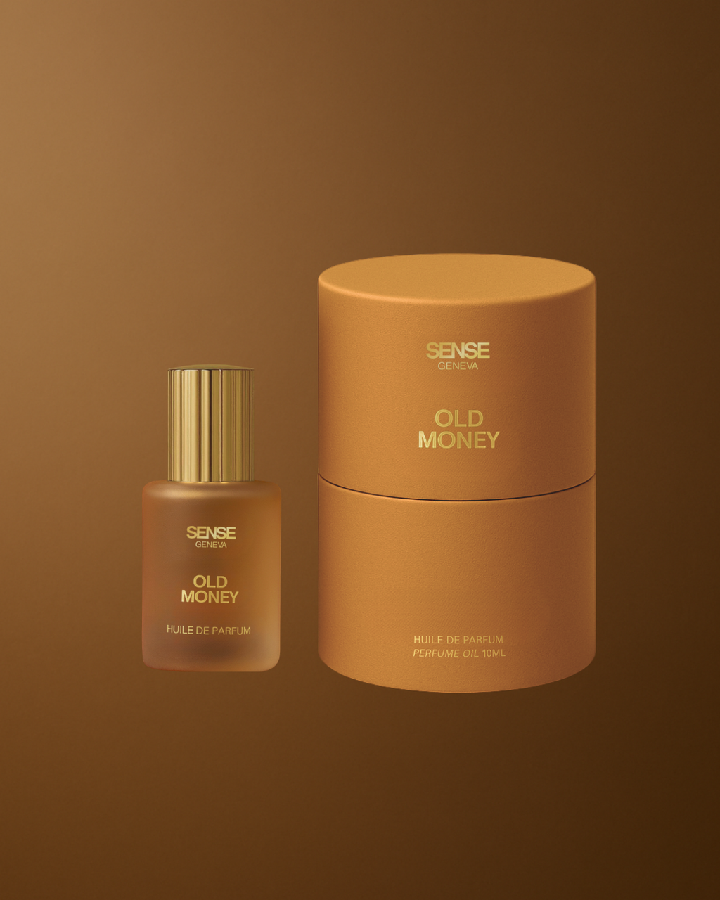 Flacon d’huile de parfum Old Money et son étui cylindrique camel, posés sur un fond brun doré.