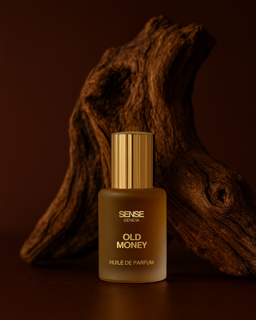 Flacon de parfum Old Money de Sense Geneva posé devant un grand morceau de bois brut, sur un fond brun profond.