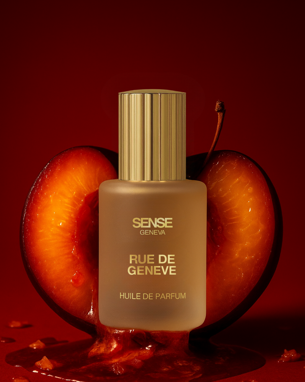 Flacon d’huile de parfum Sense Geneva Rue de Geneve devant une prune coupée, sur fond rouge profond.
