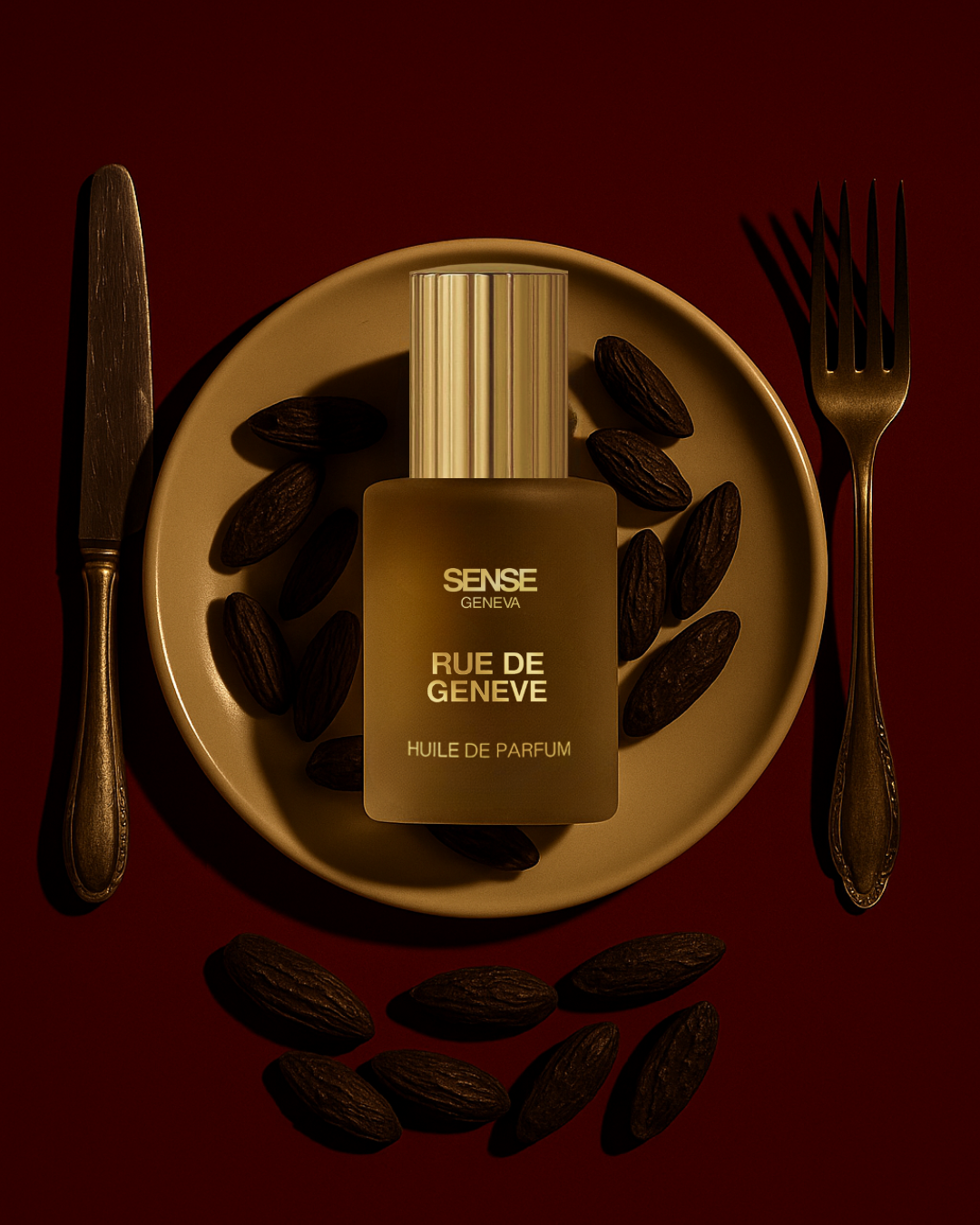 Flacon de parfum Rue de Genève posé au centre d’une assiette entourée de fèves tonka, avec un couteau et une fourchette de part et d’autre.