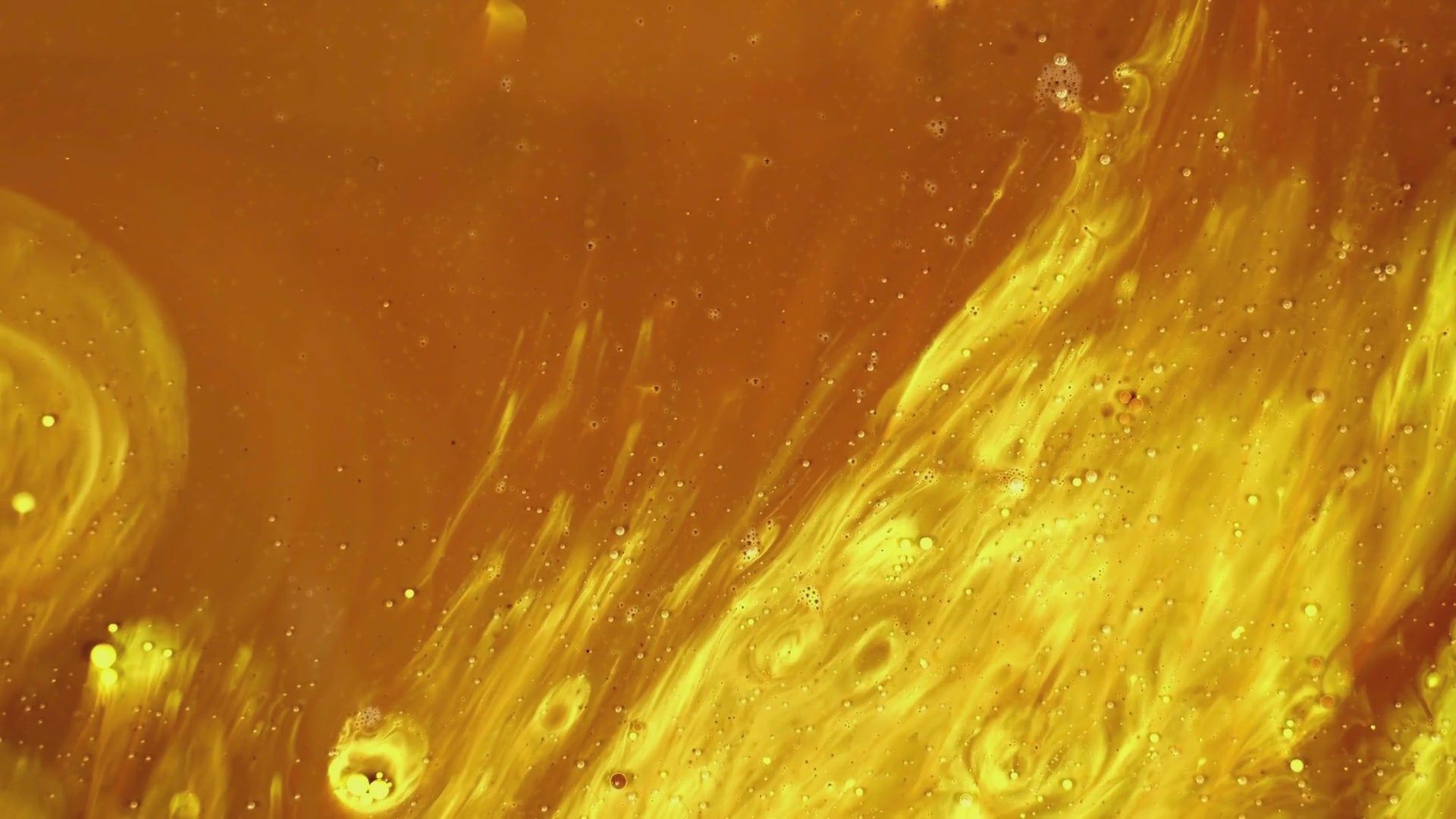 Texture d’huile de parfum aux reflets ambrés et caramélisés.